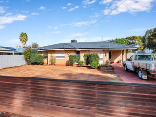 feature property - 10 Moss Street, SOUTH KALGOORLIE  6430